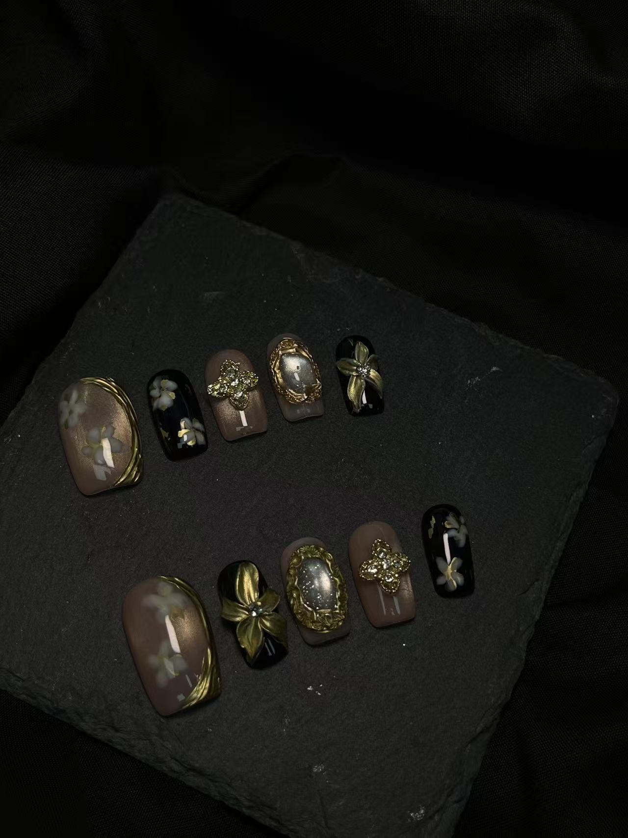 Vintage Black Gold Four-Leaf Clover Oval Press On Nails