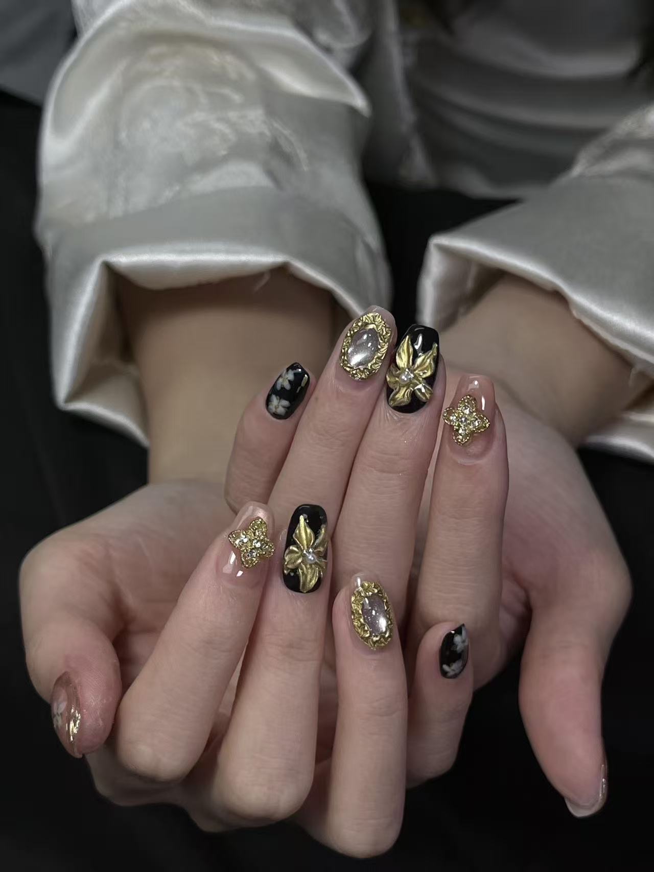 Vintage Black Gold Four-Leaf Clover Oval Press On Nails - Image 3